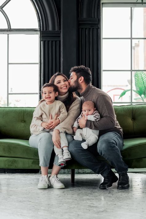 Family Pictures On Couch Indoor, Sofa Christmas Photoshoot, Family Christmas Pictures Sitting, Family On Couch Photography, Family Christmas Pictures Couch, Family Portrait On Couch, Family Photo Couch Poses, Family Poses On Couch, Living Room Family Photoshoot Ideas