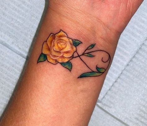 Tiny Yellow Rose Tattoo, Sgrho Tattoos, Tattoos Of Roses, Yellow Tattoo Ink, Yellow Flower Tattoos, Rose Tats, Yellow Rose Tattoo, Black People Tattoos, Yellow Tattoo