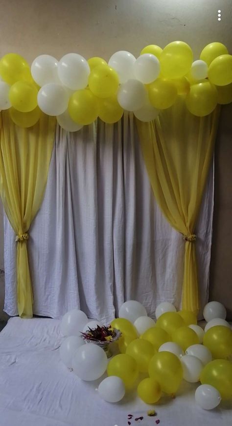 Yellow and white balloon garland decor. White Yellow Balloon Decoration, White Balloon Decoration, Mehendi Decor, Yellow Balloons, Latest Bridal Dresses, Yellow Theme, Yellow Decor, White Balloons, Balloon Decorations