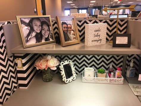 Cubicle Office Organization, Small Cubicle Decor Office, Cubicle Photo Display, Black And White Cubicle Decor Ideas, Gray Cubicle Decor, Rustic Cubicle Decor Ideas, Cubical Inspiration, Homey Cubicle Work Spaces, Cubicle Decor Office Professional