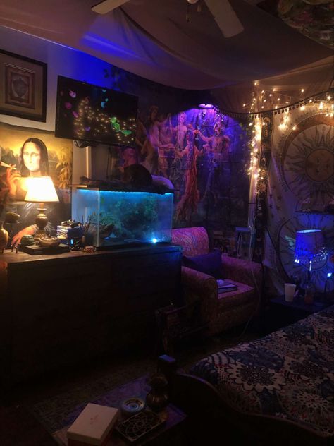 Dark Bedroom Inspo Cozy, Smoker Bedroom, Room With Fish Tank, Alternative Apartment Decor, Hotbox Room, Creepy Room Aesthetic, Grunge Living Room, Hippie Grunge Room, Hippie Room Aesthetic