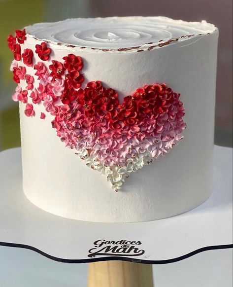 Heart Cake Designs, Anniversary Cake Designs, Happy Anniversary Cakes, Chocolate Cake Designs, Buttercream Cake Decorating, Elegant Birthday Cakes, Cool Cake Designs, Simple Cake Designs, Cake Decorating Piping