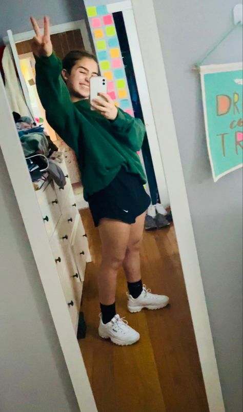 Nike Shorts Outfit Aesthetic, Athletic Shorts Outfit Casual Summer, Long Athletic Shorts Outfits, How To Style Black Athletic Shorts, Workout Shorts Outfit Casual, Outfits With Sport Shorts, Sport Short Outfits, How To Style Nike Shorts, Athlete Outfits For School