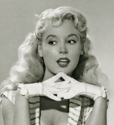 Matthieu Bourel, 1950s Girl, Betty Brosmer, 1950s Models, Old Hollywood Hair, Hollywood Hair, Vintage Gloves, Style Muse, Actrices Hollywood