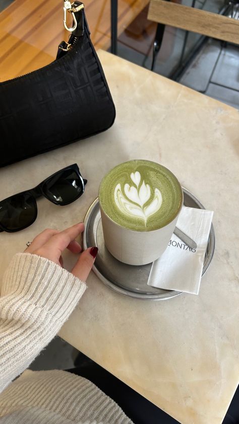 Starbucks Drinks Green, Aesthetic Matcha Latte, Aesthetic Matcha, Morning Matcha, Matcha Latte Recipe, Conjoined Twins, Matcha Drink, Coffee Queen, Tea Cafe