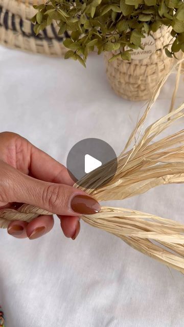 How To Weave Raffia, Raffia Bows How To Make, Raffia Weaving, Paper Ribbon Crafts, Raffia Crafts, Heart Diy, Weaving Tutorial, Diy Tray, Burlap Christmas