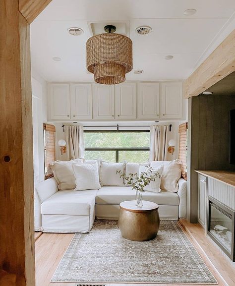 Camper Organization Rv Living, Rv Living Room, Travel Trailer Living, Glamper Camper, Rv Interior Remodel, Camper Interior Design, Camper Trailer Remodel, Diy Camper Remodel, Rv Homes