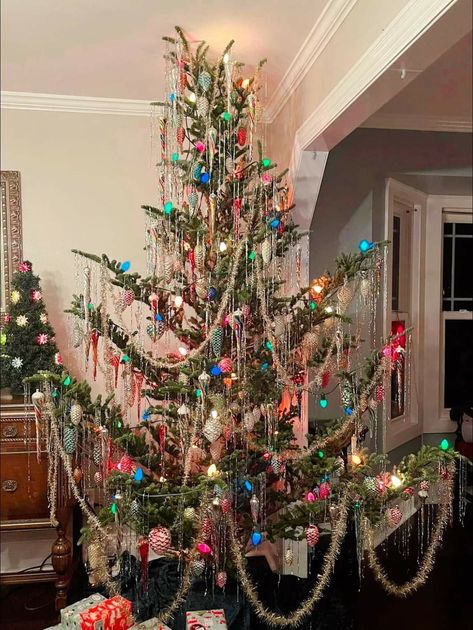 Old Fashioned Christmas Tree, Extravagant Christmas, Nostalgic Christmas Tree, 1990s Christmas, Old Fashion Christmas Tree, Nostalgic Christmas, Bells Christmas, Christmas Tree Inspiration, Christmas Memories