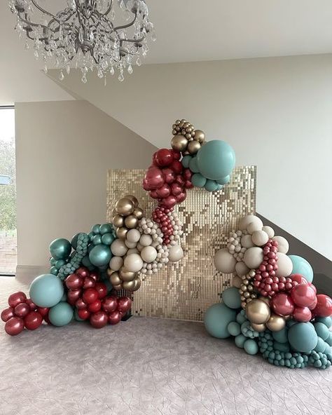 Holiday Balloon Garland, Balloon Decorations Without Helium, Christmas Balloon Arch, Sunset Christmas, Balloon Inspiration, Christmas Party Backdrop, Balloons Galore, Holiday Balloons, Christmas Balloon Decorations