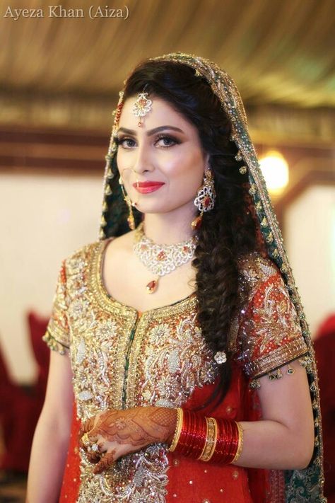 Aiza khan Aiza Khan Wedding, Ayeza Khan Dresses, Ayeza Khan Wedding, Ayza Khan, Easy Party Hairstyles, Aiza Khan, Wavy Wedding Hair, Pakistani Bridal Makeup, Hair Puff