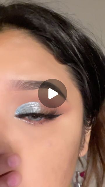 Aaliah Marie ✩ on Instagram: "create this beautiful blue &!brown look using the NUDE 4 palette from @byscosmetics & the stunning blue shimmer eyeshadow cream from @oulaccosmetics_official in NO BURDEN 🩵✨

lashes in mami use code: liamarie @official_dreamcosmetics 
blue cream shadow oulac 
liner @wetnwildbeauty 
eye brows @elfcosmetics 
cobtact lenses in cloudy gray @unicoeye_official code: xliaa20

#makeuptutorial #makeuplook #blueeyeshadow #cbeauty #kbeauty #makeupartist #trending #oulac #creameyeshadow #eyeshadow #eyeshadowpalette #eyeshadowtutorial" Silver Makeup Blue Eyes, Duo Chrome Eyeshadow Looks, Blue Eyes Eyeshadow Looks, Cloudy Makeup, Gray Eyes Makeup, Blue Shimmer Eyeshadow, Silver Eyeshadow Looks, Metallic Eye Makeup, Holographic Eyeshadow