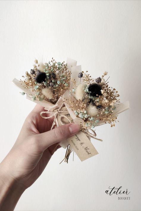 The picture belong to tiny dried mini bouquets. It is blue natural color. Dried Flowers Crafts, Handmade Party Favors, Floral Magnets, Boho Wedding Decor, Family Flowers, Mini Bouquet, Pioneer Gifts, Flower Gift Ideas, Boho Bouquet