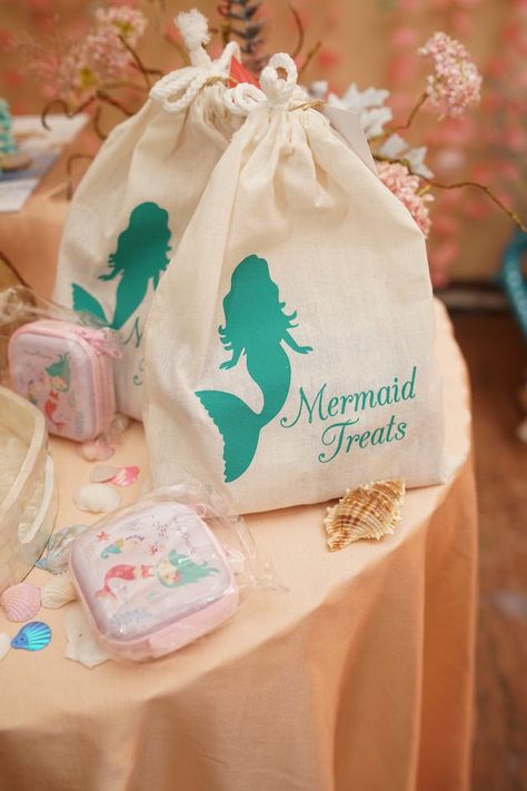 Swim on by and check out this Coral Reef Mermaid Birthday Shell-abration by Silvia Winardi out of Jakarta/ Indonesia! Mermaid Candy Bags Ideas, Coral Reef Mermaid, Birthday Party Gift Bag Ideas, Ocean Cupcakes, Mermaid Party Favors Bags, Mermaid Favor, Sea Party Ideas, Mermaid Movies, Souvenir Ideas