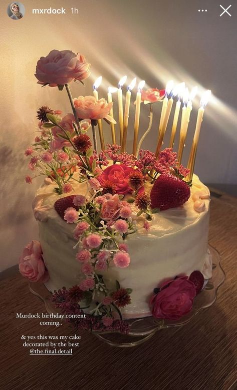 Pretty Cake Aesthetic, Edible Flower Cake Ideas, Food For Party Birthday, 20th Birthday Celebration Ideas, Hibiscus Birthday Cake, 21st Birthday Garden Party Ideas, 20 Aesthetic Birthday, 20 Year Old Birthday Ideas Parties, 26th Birthday Ideas Theme