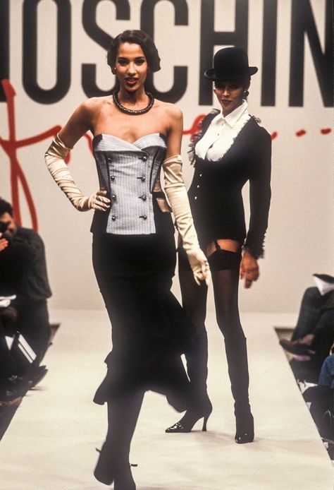 Moschino 90s, Moschino Runway, 2000s Fashion Icons, Uni Fashion, Dream Things, 90s Runway Fashion, Streetwear Inspo, Vintage Runway, Boho Grunge