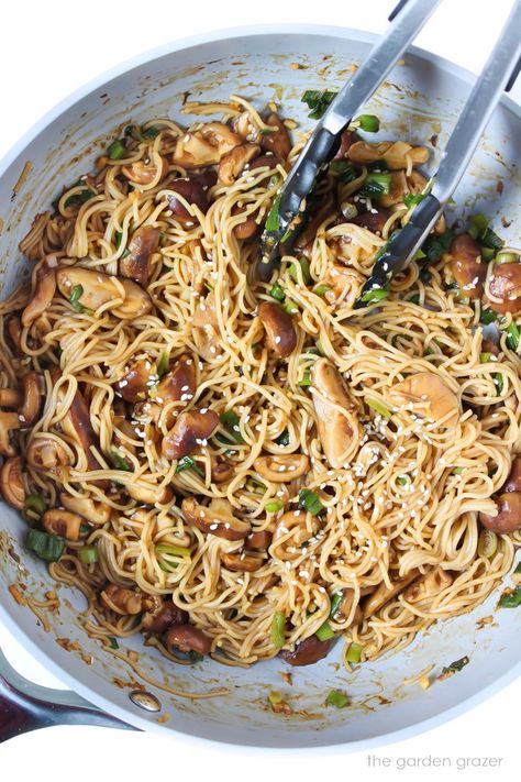 Shiitake Garlic Noodles Mushroom Ramen Noodles, Shiitake Noodles, Garden Grazer, Mushroom Recipes Vegan, Mushroom Ramen, Garlic Noodles Recipe, Meatless Dishes, Asian Noodle Recipes, Garlic Noodles