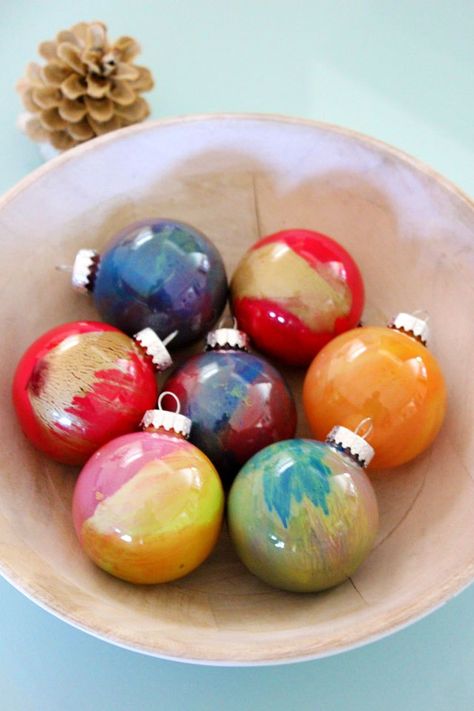 These marbleized glass ornaments are made by swirling wet paint inside clear glass balls and letting the colors mix. Paint In Clear Ornaments Glass Ball, Abstract Christmas Ornaments, Hand Painted Ornaments Glass Ball, Ornaments Painting, How To Paint Glass, Glass Ornaments Diy, Ornaments Painted, Clear Christmas Ornaments, Clear Glass Ornaments