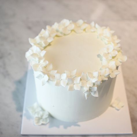 Cake With Flowers, Simple Cake Designs, Simple Birthday Cake, Simple Wedding Cake, Cake Decorating Designs, Pretty Birthday Cakes, Cute Birthday Cakes, Cake Designs Birthday, Floral Cake