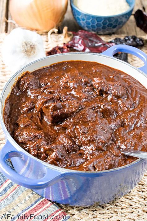 Texas Chili has tender chunks of beef in a super flavorful red chili pepper base. No beans, no tomatoes - just delicious beefy, spicy flavor! Red Chili Recipes, Cowboy Recipes, Texas Chili Recipe, Chili Con Carne Recipe, Homemade Chili Recipe, Texas Chili, Dried Chili Peppers, Best Chili Recipe, Dried Peppers