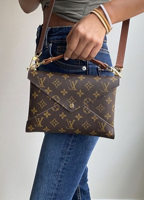 Lv Artsy Bag Outfit, Louis Vuitton Bag Full Of Cash, Louis Vuitton Monogram Pochette, Fashion Mark, Louis Vuitton Bag Outfit, Lv Clutch Louis Vuitton Official, Louis Vuitton Multi Pochette Brown Strap, Hermes Men, Louis Vuitton Clutch