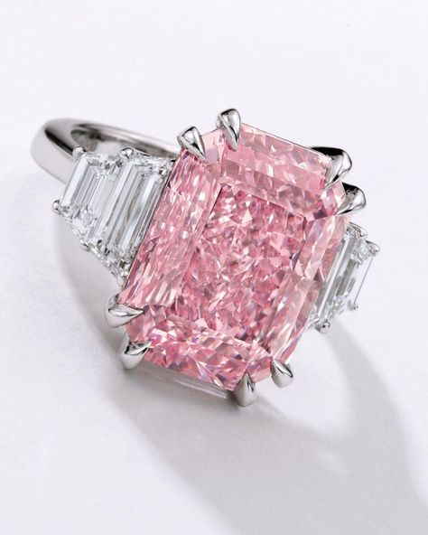 "10-Carat Pink Diamond Could Fetch $25 Million At Sotheby's Hong Kong Auction" - A 10.64-carat fancy vivid purplish pink internally flawless diamond is the top lot of Sotheby’s Hong Kong Magnificent Jewels and Jadeite sale on October 7. Its estimate is $19.1 - $25.5 million.  Sotheby’s says this gem is rare in size, quality and color. Only one percent of all pink diamonds graded by the Gemological Institute of America are larger than 10 carats. Diamond Scale, Magnificent Jewels, Pink Diamond Ring, Flawless Diamond, Pink Diamonds, High Jewellery, Jewelry Auction, Colorless Diamond, Diamond Brooch