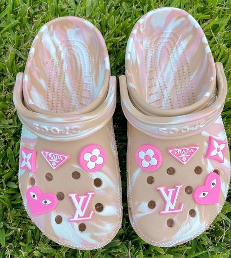 Crocs Aesthetic, Crocs With Charms, Summer California, Pink Crocs, Crocs Fashion, Travel Motivation, Lifestyle Influencer, Pretty Shoes Sneakers, All Nike Shoes