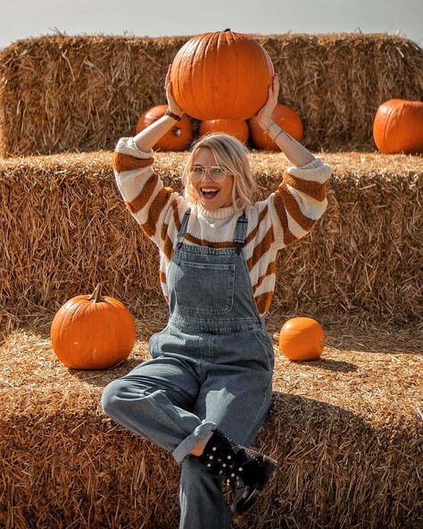 Pumpkin Farm Pictures, Pumpkin Photoshoot Ideas, Autumn Photoshoot Outfits, Pumpkin Farm Outfit, Autumn Reference, Fall Outfits Orange, Fall Halloween Outfits, Pumpkin Photo Shoot, Pumpkin Village