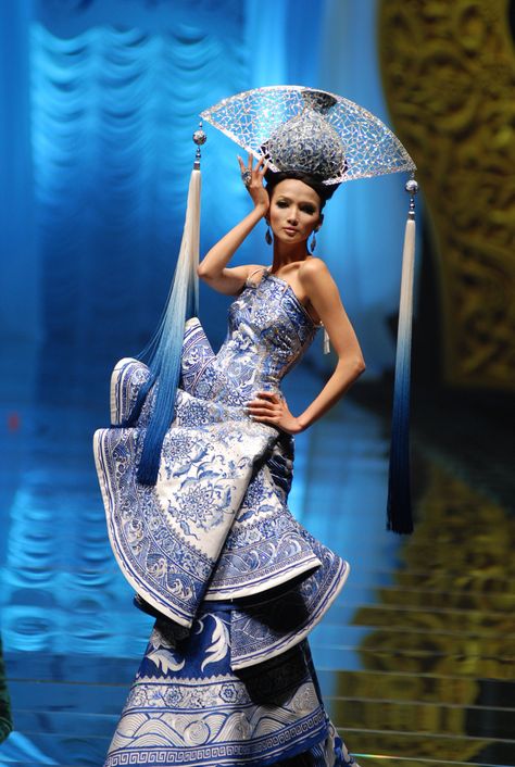 Haute couture by Guo Pei Fantasy Couture, Chinese Robes, Chinese Gown, Porcelain Dress, Asian Dresses, Chinese Outfit, Guo Pei, Chinese Cheongsam, Haute Couture Designers