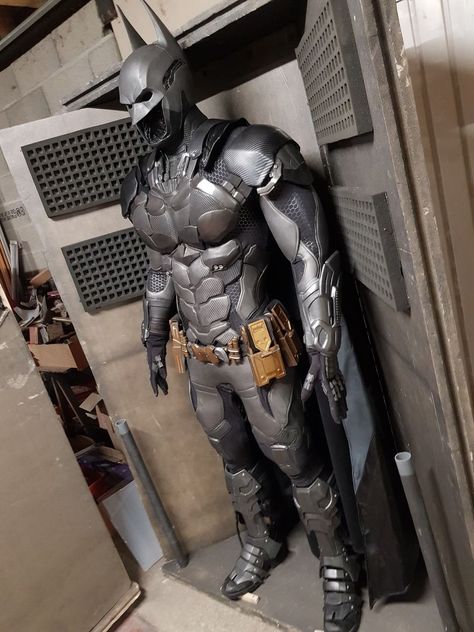 Batman Suit Cosplay, Arkham Batman Suit, Batman Inspired Outfit Men, Batman Armor Suits, Arkham Knight Cosplay, Batman Arkham Knight Suit, Batman Beyond Cosplay, Batman Gadgets, Batman Cosplay Costume