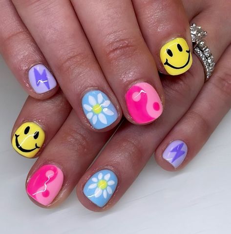 Kids Spring Nail Ideas, Kid Spring Nails, Girls Gel Nail Designs Kids, Fun Art Nails, Nail Kids Designs, Nail For Kids Cute, Girls Nails Ideas Kids, Little Kid Nails Designs, Painted Nails For Kids