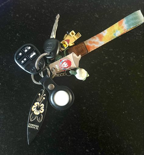 Car Keys Lanyard, Car Keys Keychain Aesthetic, Car Key Inspiration, Car Keys Keychain Ideas Lanyard, Cute Keys Aesthetic, Key Lanyard Aesthetic, Cute Car Keys Aesthetic, Keychain Aesthetic Car Keys, Asethic Key Chains