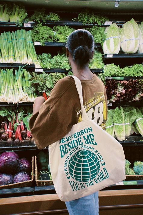 Totebag Photoshoot Outdoor, Grocery Shopping Photoshoot, Totebag Photoshoot Ideas, Tote Bag Photoshoot Ideas, Merchandise Photoshoot Ideas, Grocery Shopping Photography, Tote Bag Product Photography, Grocery Store Photoshoot Aesthetic, Bags Photoshoot Ideas Products