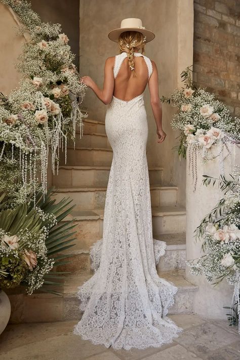 The mermaid wedding dress is a classic silhouette that’s all about the curves! Sweetheart Low Back Wedding Dress, Wedding Dresses For Your Body Type, Wedding Dresses Front And Back View, Modest Cheap Wedding Dresses, In White Bridal Lancaster, Lulus Lace Wedding Dress, Wedding Dresses Outdoor Summer, Bridal Dress With Cowboy Boots, Dessert Wedding Dress