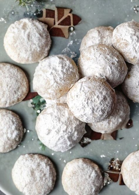 Mexican Cookies recipe: Traditional wedding cookie - Munchyesta Mexican Wedding Cookies Pioneer Woman, Mexican Tea Cookies, Mexican Cinnamon Sugar Cookies, Mexican Cookies Recipes Traditional, Best Mexican Wedding Cookies, Mexican Christmas Cookies, New Mexico Biscochitos Recipe, Mexican Cookies Recipes, Snowball Cookie