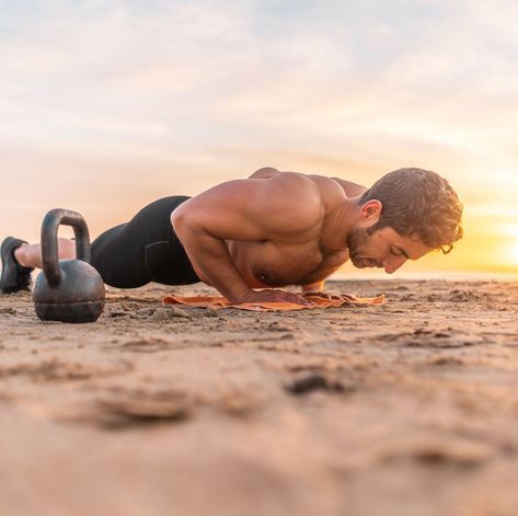 muscular hispanic man performing push-ups on the beach during sunrise Vertical Leg Crunches, Beach Workout, Best Core Workouts, Core Strengthening Exercises, Suspension Trainer, Beach Workouts, Glute Bridge, Strong Core, Better Posture