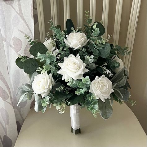 Rose Centerpieces Wedding, White Rose Bridal Bouquet, Eucalyptus Wedding Bouquet, Bridesmaid Bouquet White, Eucalyptus Bouquet, Rose Bridal Bouquet, Flowers Real, Artificial Eucalyptus, Sage Wedding