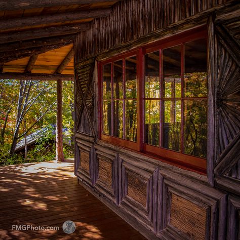 Adirondack Architecture refers to the rugged architectural style generally associated with the Great Camps within the Adirondack Mountains area in New York. The builders of these camps used native building materials and sited their buildings within an irregular wooded landscape. Adirondack Experience (formerly Adirondack Museum), located in Blue Mountain Lake, New York. It is a museum dedicated to preserving the history of the Adirondacks. Rustic Cabin In The Woods, Cabin Porches, Bay Window Living Room, Wooded Landscape, Craftsman Trim, Adirondack Style, Garage Addition, Vintage Cabin, Camp Style