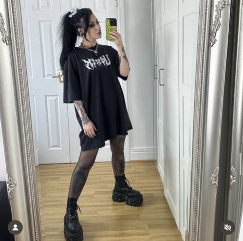 Lazy Day Goth Outfits, Goth Concert Outfit Ideas, Goth Style Women, Warped Tour Outfit Ideas, Metal Festival Outfit Summer, Casual Alternative Outfits Summer, Alt Workout Outfits, Alternative Goth Outfits, Grey Day Concert Outfit