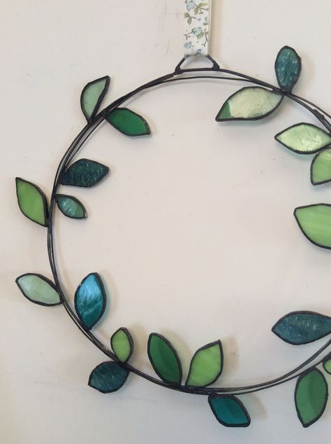 Stained Glass Garland, Stained Glass Wreath, Making Stained Glass, Stained Glass Jewelry, Stained Glass Christmas, Stained Glass Flowers, Stained Glass Diy, Stained Glass Crafts, Art Stained