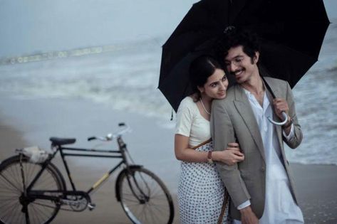 Photographer Tarun Chouhan captures the myriad of human emotions, magic of first meetings & love in latest photoseries. Indian Retro, School Romance, Wedding Photoshoot Props, Pre Wedding Shoot Ideas, Pre Wedding Photoshoot Outdoor, Feel Something, Pre Wedding Poses, Vintage Couples, Vintage Photoshoot