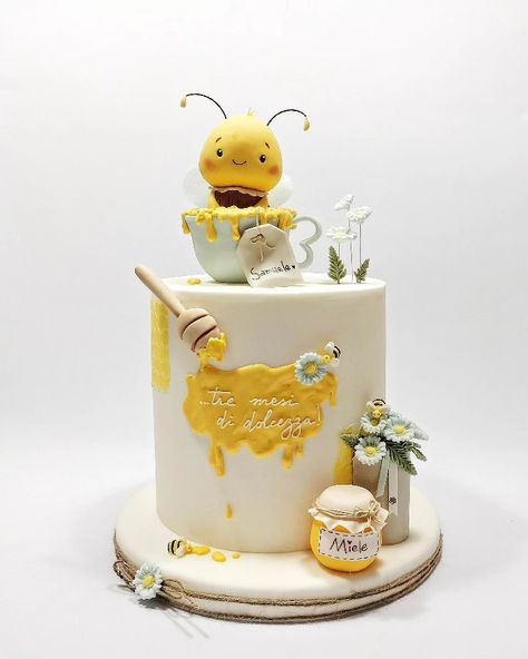 Honey Cake Design, Bee Birthday Cake Ideas, Honey Bee Cake, Bee Wedding Cake, Bee Baby Shower Cake, Bee Birthday Cake, Bumble Bee Cake, Barnyard Cake, Honeycomb Cake