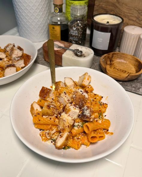 Spicy Vodka Chicken Pasta | eatwitherika.com Chicken Alla Vodka, Vodka Chicken Pasta, Vodka Pasta With Chicken, Vodka Chicken, Chicken Bowl Meal Prep, Spicy Vodka Pasta, Mediterranean Chicken Bowl, Pasta With Chicken, Harissa Chicken