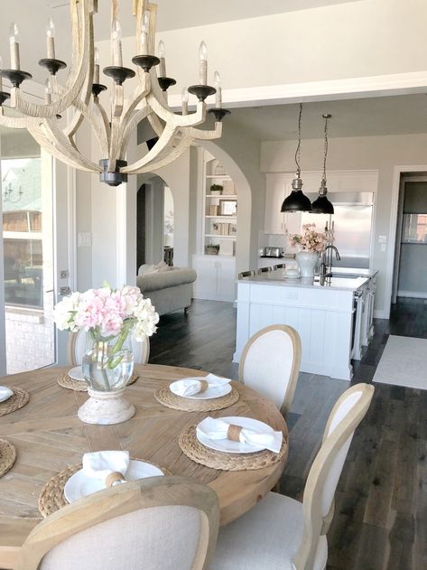 Round Kitchen Table Decor, Farmhouse Round Table, Round Dining Table Decor, Country Dining Room, French Country Dining Room, My Texas House, Round Kitchen Table, Country Dining Rooms, French Country Dining