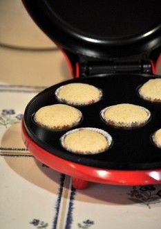 Cupcake Maker Recipes, Miniature Cupcakes, Cupcake Maker, Mini Cupcake, How To Make Cupcakes, Mini Pancakes, Mini Muffin Pan, Cake Makers, Mini Muffins