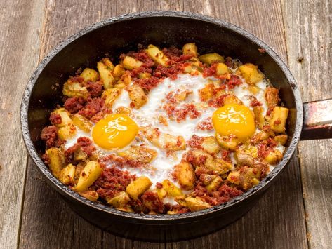 Oven Breakfast Ideas, Dutch Oven Breakfast, Hash Recipes, Oven Breakfast, Canned Corned Beef, Dutch Oven Camping, Camping Breakfast, Hash Recipe, Corned Beef Hash