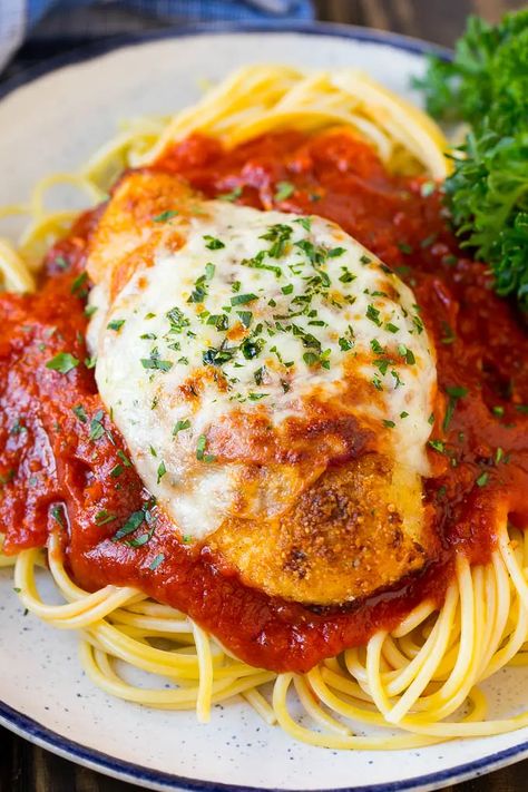 Baked Chicken Parmesan | I love chicken parmesan but it’s often deep fried at my local Italian restaurants. I make my own baked chicken parmesan that has the same great flavor without all the grease! Serve your chicken parmesan over pasta with a side of roasted broccoli or baked zucchini for a dinner the whole family will enjoy. Chicken With Spaghetti Sauce, Parmesan Dinner, Chicken Parmesan Recipe Easy, Parmesan Spaghetti, Chicken Parmesan Recipe Baked, Oven Baked Chicken Parmesan, Chicken Shawarma Recipe, Pastas Recipes, Chicken Parmesan Pasta