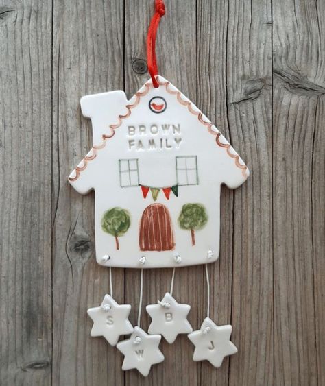 Family Ceramic Ornaments, Salt Dough Ornament Ideas For Kids, House Ornaments Christmas, Personalized Clay Ornaments, Clay Family Ornaments, Salt Dough Gifts, Diy Ceramic Ornaments, Air Dry Clay Ideas Christmas, Clay Crafts Christmas