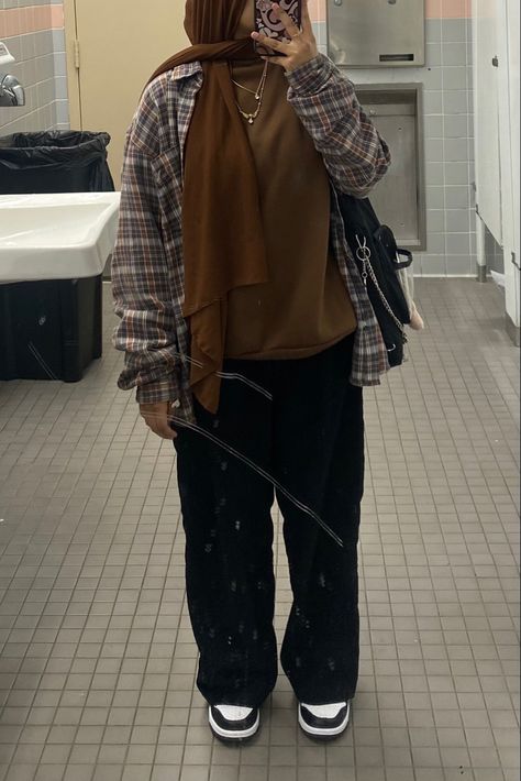 Streetwear Cargo Pants Outfit, Mirror Selfie School, Panda Dunks Outfit, Modest Hijabi Outfits, Panda Dunks, Dunks Outfit, Streetwear Cargo Pants, Outfit College, Brown Crewneck