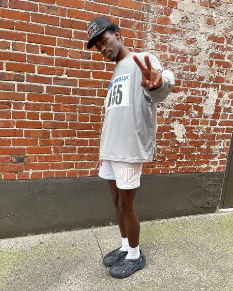 Yeezy Rnnr Outfits, Yeezy Slides Outfit For Men Summer, Moon Grey Foam Runner Outfit, Black Foam Runner Outfit Men, Foamrunner Fits Men, Yeezy Foam Runner Onyx Outfit, Foam Rnnr Outfits, Foamrunner Fits, Onyx Foam Runner Outfit