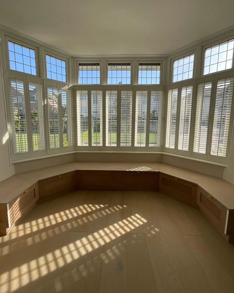 Where function meets artistic aesthetic! This was a striking design project by @jameshewittfurniturebydesign for @sarahchiswellinteriors. Sarah was looking for a bespoke bay window seat to provide clever storage for this classic space. We think the final window seat build and finish is perfect for this sophisticated and stylish room. The details: The window seat showcases shaker-style panelled doors on @blum_uk push-to-open and Blum Group Blu-motion soft-close hinges. James also employed @... Bay Windows Aesthetic, Big Bay Window, Bay Window Storage, Windows Aesthetic, Window Storage, Panelled Doors, Bay Window Seat, Storage Seat, Artistic Aesthetic